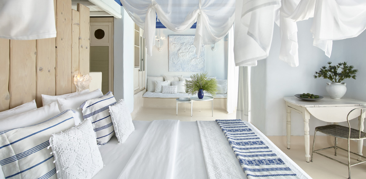 03-double-king-size-bed-cobalt-blu-villa-mykonos-blu