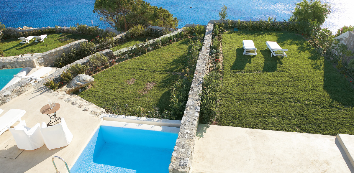 08-terrace-garden-with-pool-endless-blu-villa-mykonos