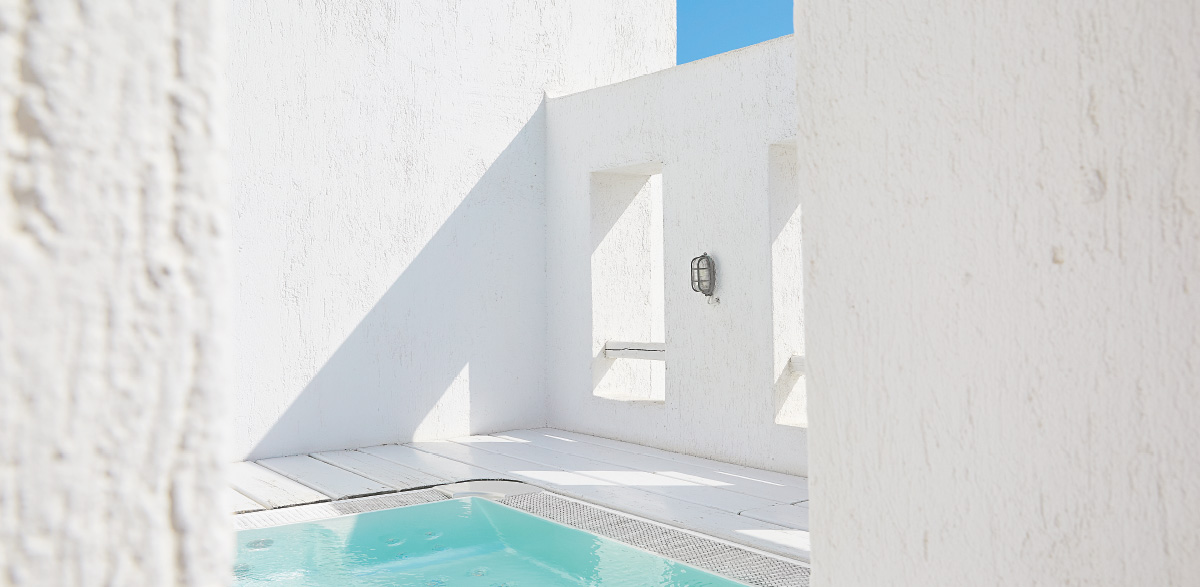 03-outdoor-hydromassage-bathtub-luxury-bungalow-mykonos-blu