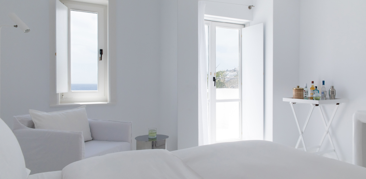 01-seaview-bedroom-waterfront-bungalow-grecotel-mykonos-blu