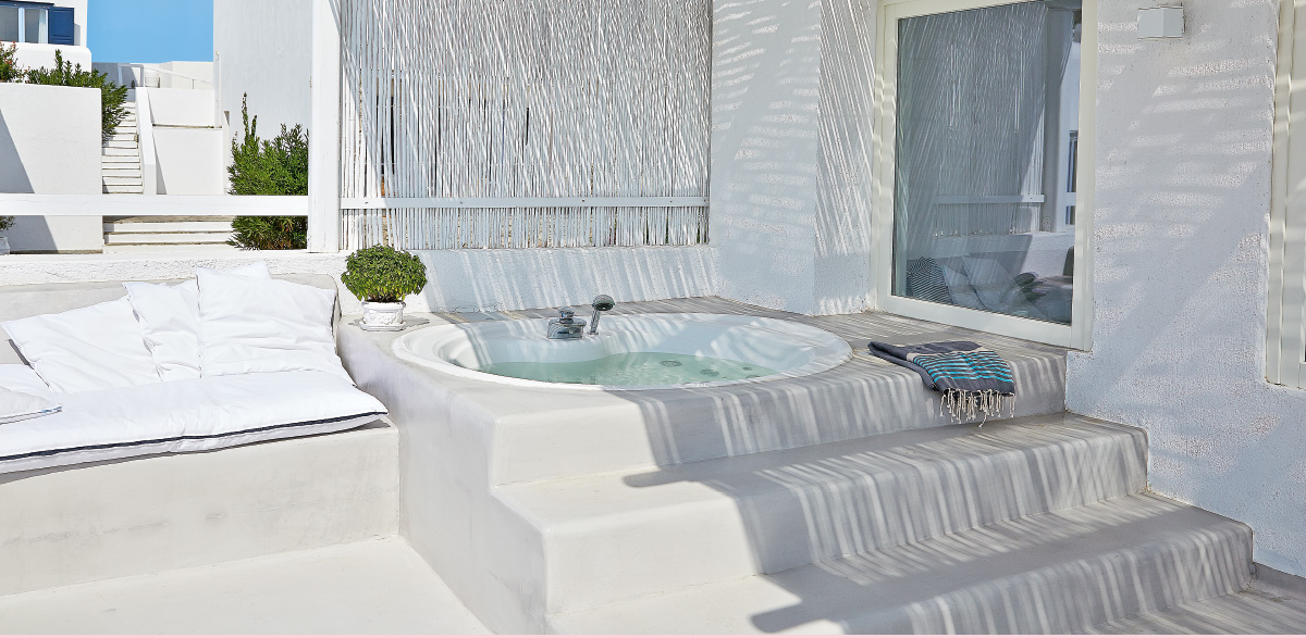 03-outdoor-hydromassage-bathtub-exclusive-bungalow-suite-mykonos-blu