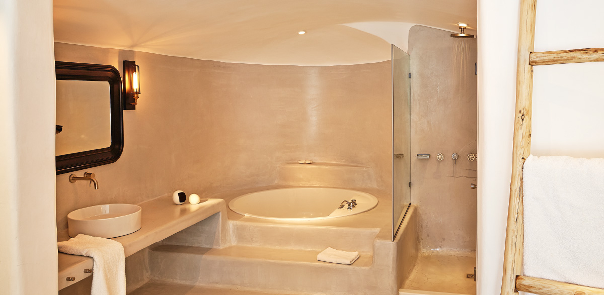 06-polished-stone-round-bathtub-junior-bungalow-suite-mykonos-blu