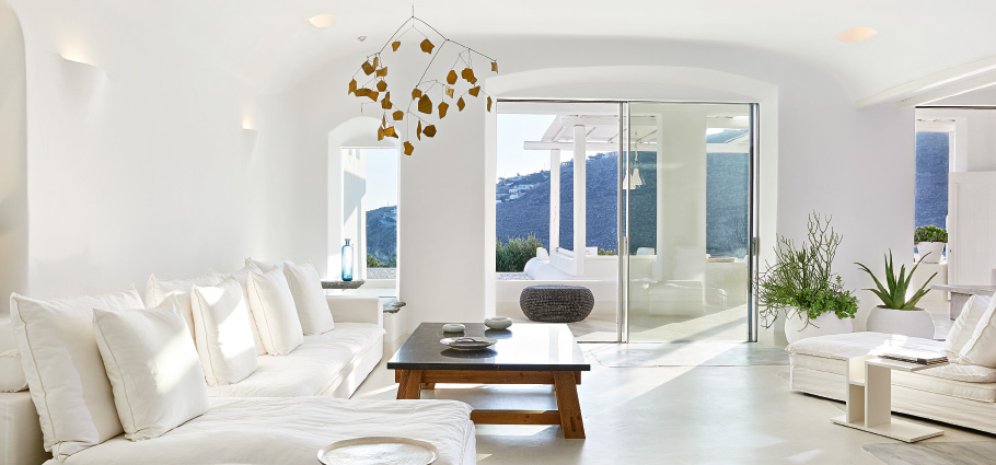 06-whitewashed-interior-villas-grecotel-mykonos-blu