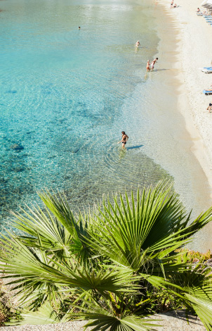 02-laidback-holidays-by-the-beach-grecotel-mykonos-blu
