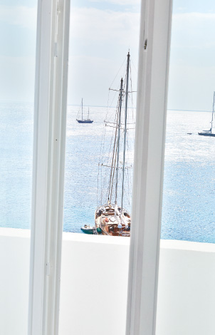 23-private-yachts-in-psarou-beach-grecotel-mykonos-blu-five-star-holidays