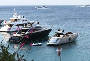 35-luxury-yachts-psarou-beach-mykonos-blu